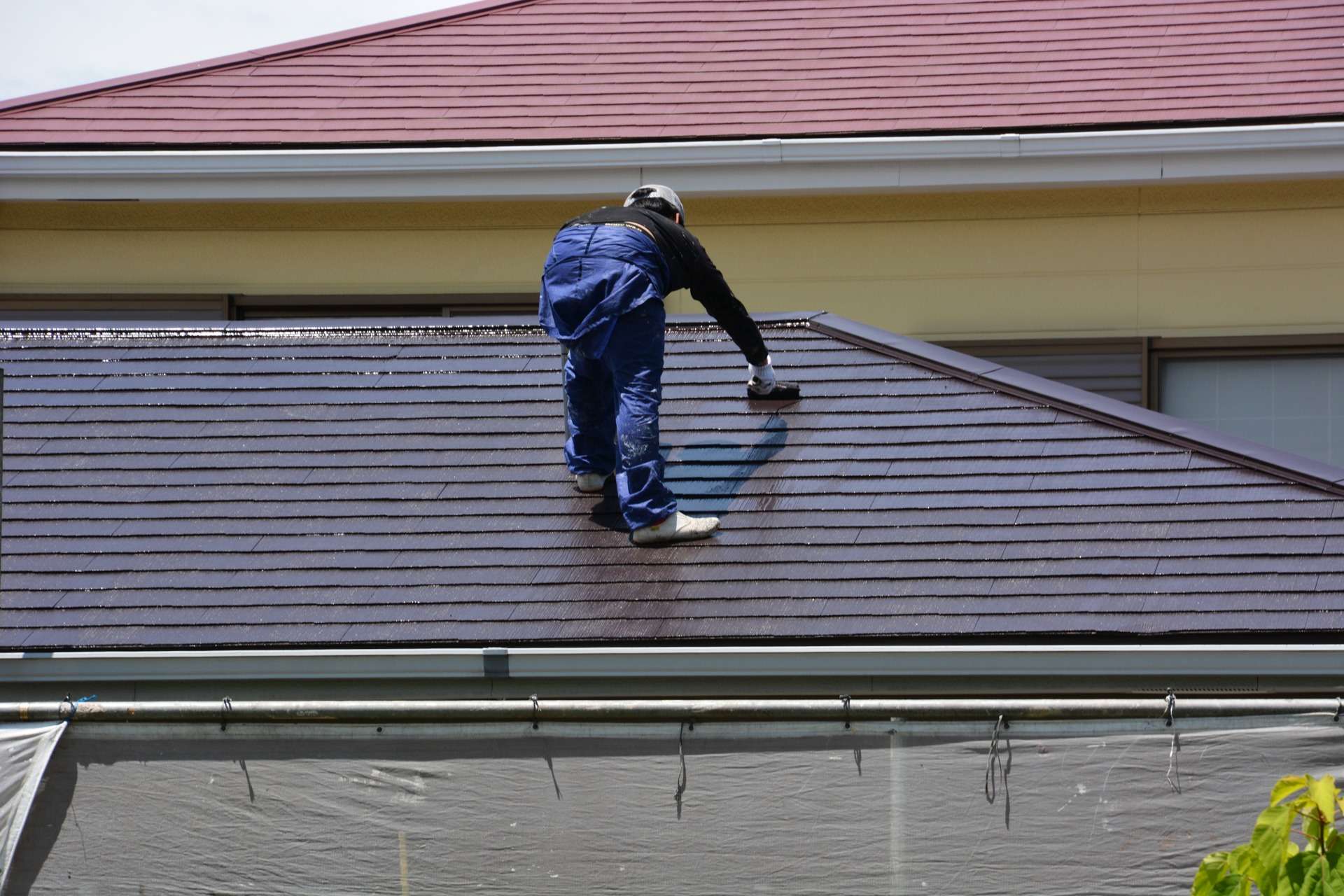 屋根塗装や屋根板金の補修を請け負います